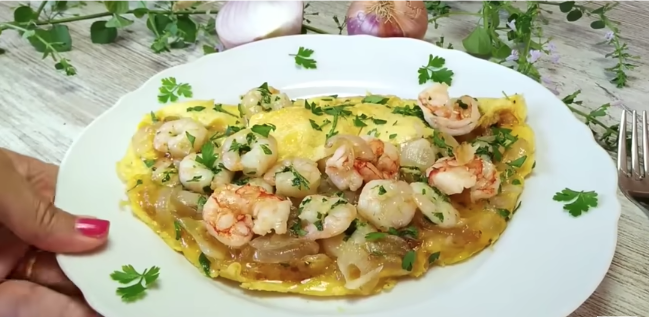 ensalada de pepino y rábano con tortilla de gambas y gazpacho andaluz